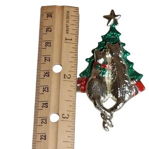 CAT BUDDIES BY THE CHRISTMAS‎ TREE BROOCH
